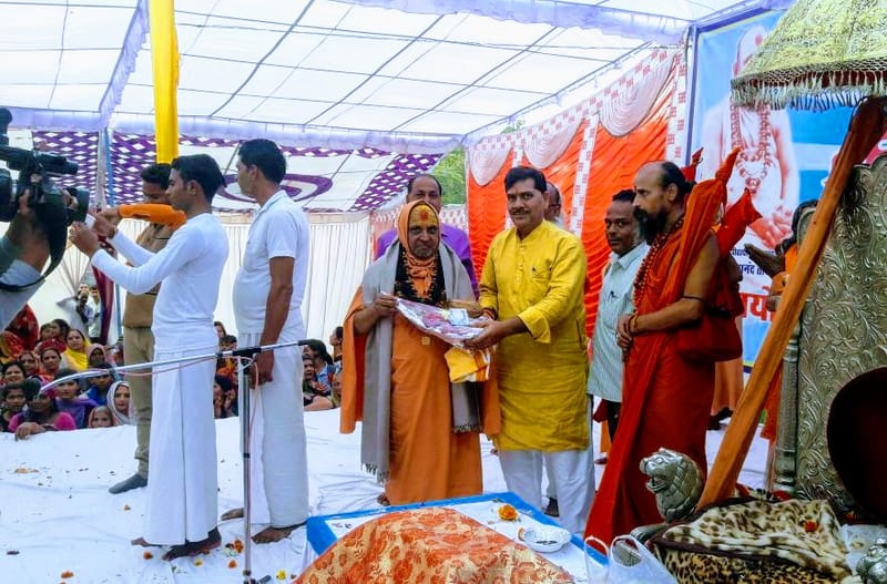 गत दिवस इछावर में चल रही श्रीमद् भागवत कथा के पांचवे दिन श्रीकृष्ण जन्मोत्सव मनाया गया इस अवसर पर व्यास पीठ पर विराजमान भानपुर पीठाधीश्वर जगद्गुरु शंकराचार्य दिव्यानंद जी द्वारा कथा वाचन किया जा रहा है स्वामी जी का शाल श्रीफल पुष्प गुच्छ भेंट कर स्वागत किया एवं श्रीमद् भागवत पूजन कर संत जी से आशीर्वाद प्राप्त किया भागवत कथा के मुख्य यजमान इछावर के लोकप्रिय विधायक श्री शैलेंद्र पटेल का भी स्वागत किया इस अवसर पर भारी संख्या में भक्तजन उपस्थित थे