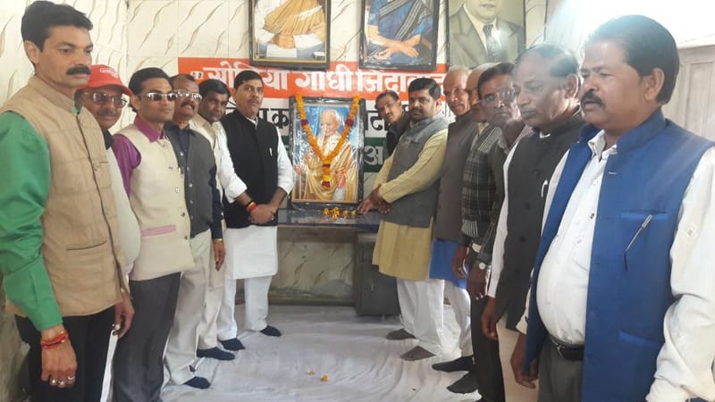 आज जिला कांग्रेस कमेटी सीहोर कार्यालय में कांग्रेस का 133वा स्थापना दिवस मनाया गया । इस अवसर पर चिकित्सालय में भर्ती वरिष्ठ स्वतंत्रता संग्राम सेनानी श्री मुंशीलाल राठौर का शॉल श्रीफल पुष्प माला पहनाकर स्वागत किया इस अवसर पर कांग्रेस जन उपस्थित रहे ।।