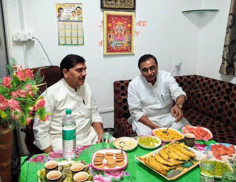 अखिल भारतीय कांग्रेस कमेटी के महासचिव एवं मध्यप्रदेश के प्रभारी श्री दीपक बाबरिया जी से चर्चा करते हुए ।।