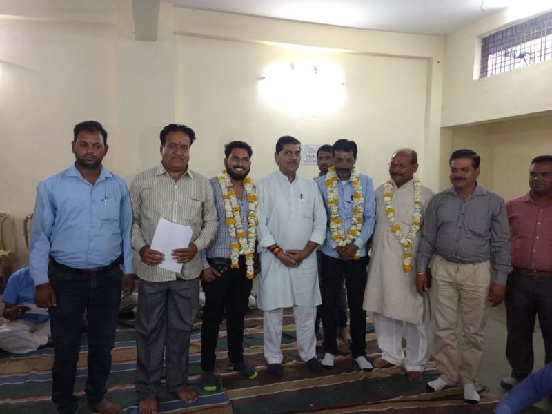 आज सर्व ब्राह्मण समाज द्वारा ब्राह्मण धर्मशाला में समाज की बैठक एवं होली मिलन समारोह आयोजित किया जिसमें पदाधिकारियों का चयन किया गया परशुराम जयंती चल समारोह के अध्यक्ष एवं समिति के गठन की घोषणा की गई इस अवसर पर सभी नियुक्त पदाधिकारियों का पुष्प माला पहनाकर स्वागत किया शामिल हुए