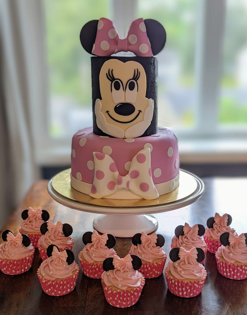 Minnie Mouse Cake with Cupcakes