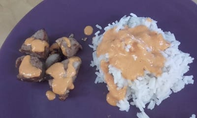 Paupiettes de porc, riz et crème de poivron
