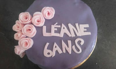 Gâteau en pâte à sucre avec des roses