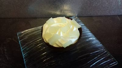Coque chocolat, chantilly mascarpone et dés de poire