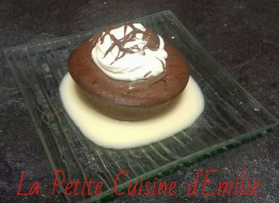 Moelleux chocolat, crème anglaise et chantilly