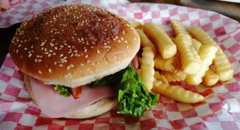 HAMBURGUESAS CLASICA CON PAPAS