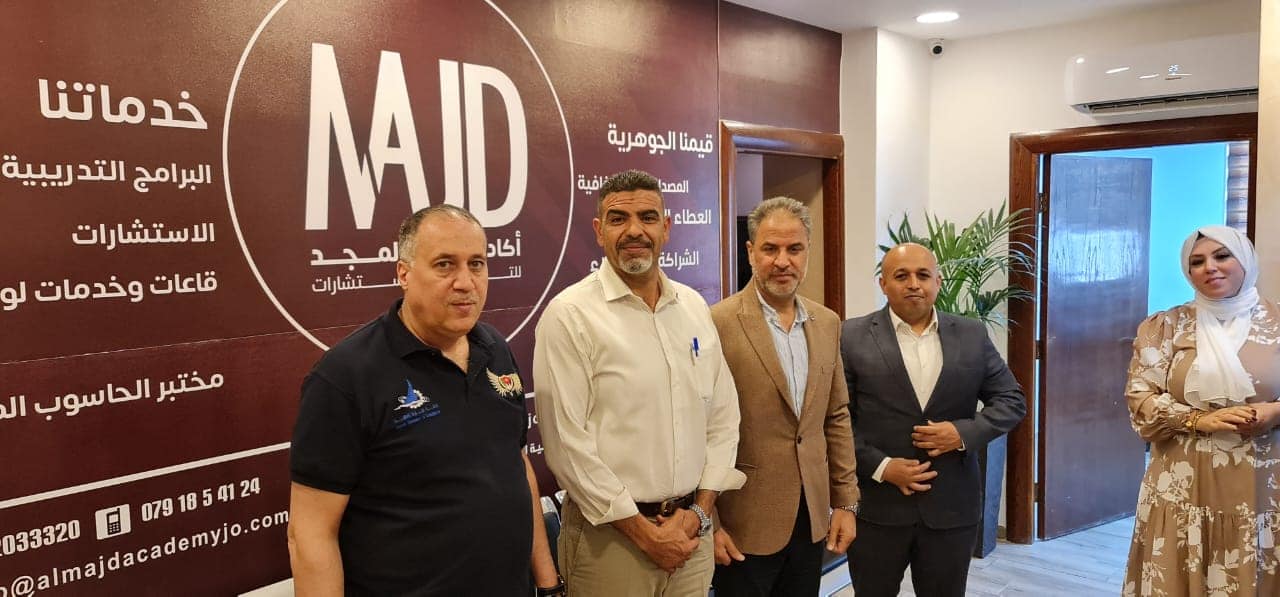 Supervising the members of the Aqaba Chamber of Commerce to withdraw the prizes and grants of Al-Majd Academy for the blessed month of Ramadan and Independence Day