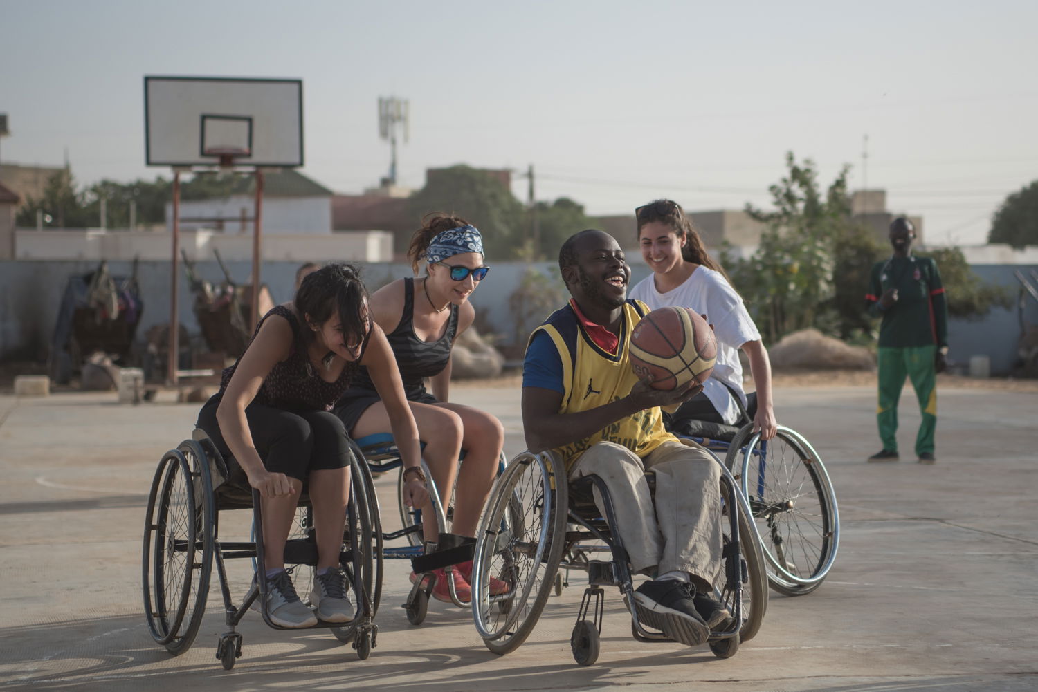 Apport de matériel à l'INEFJA, au CERFA et au club d'handiBasket de Thiès