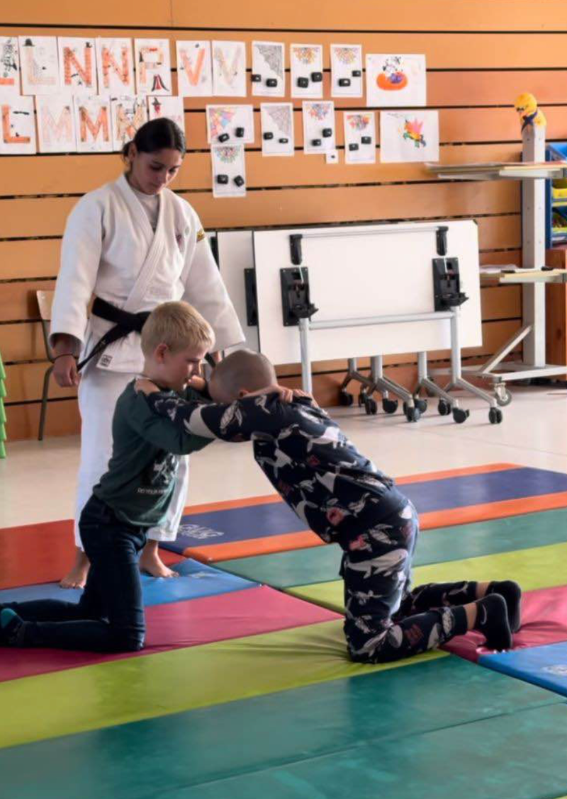 Initiations au judo dans les écoles par Célia et Tomas