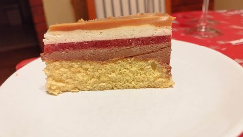 Csokis vaníliás torta eperrel és karamellel