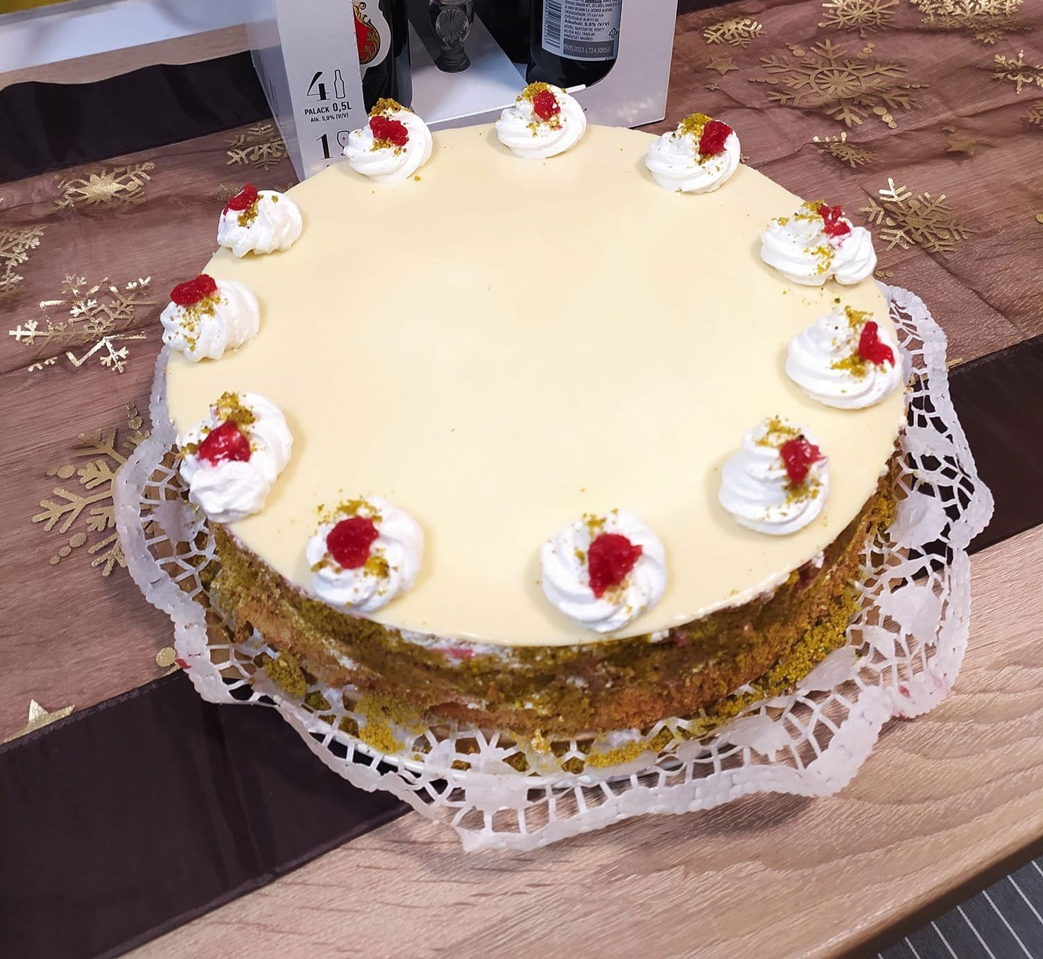 Fehércsokis pisztáciás torta málnával (Alattyán tortája 2021)