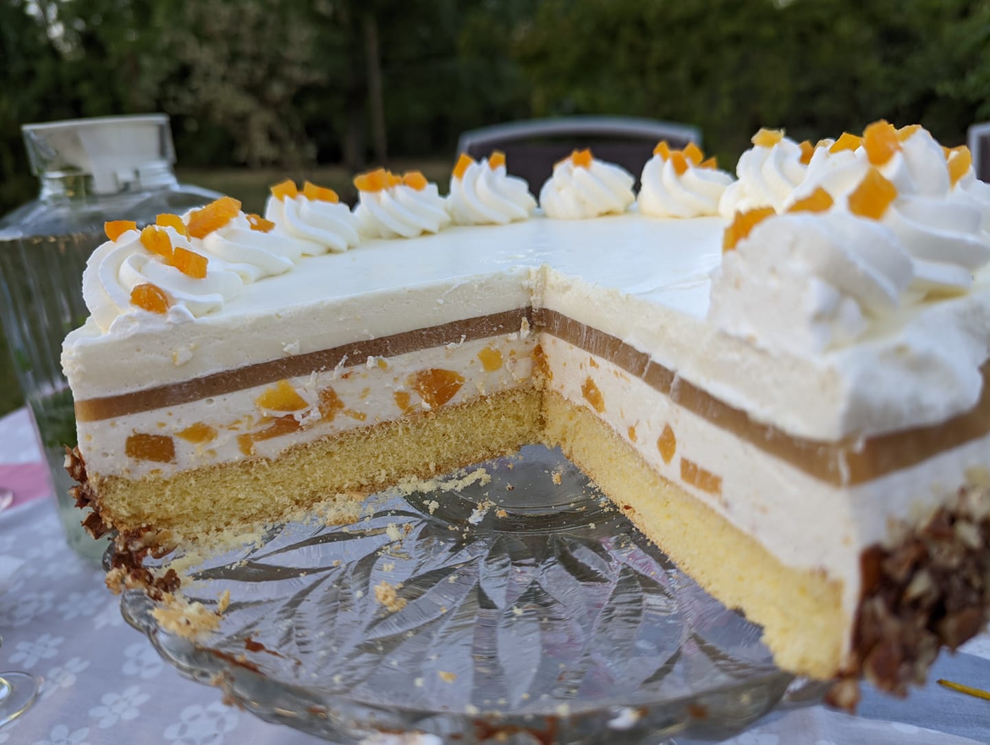 Fehércsokis őszibarack torta