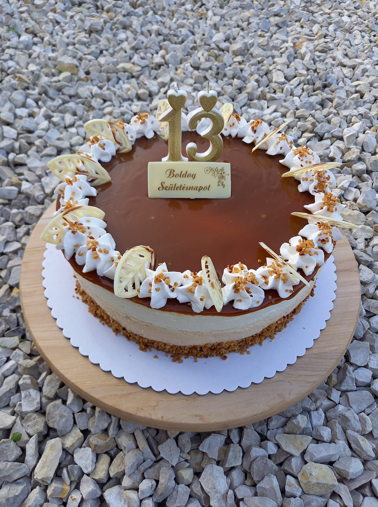 Fehér csokis sós karamell torta