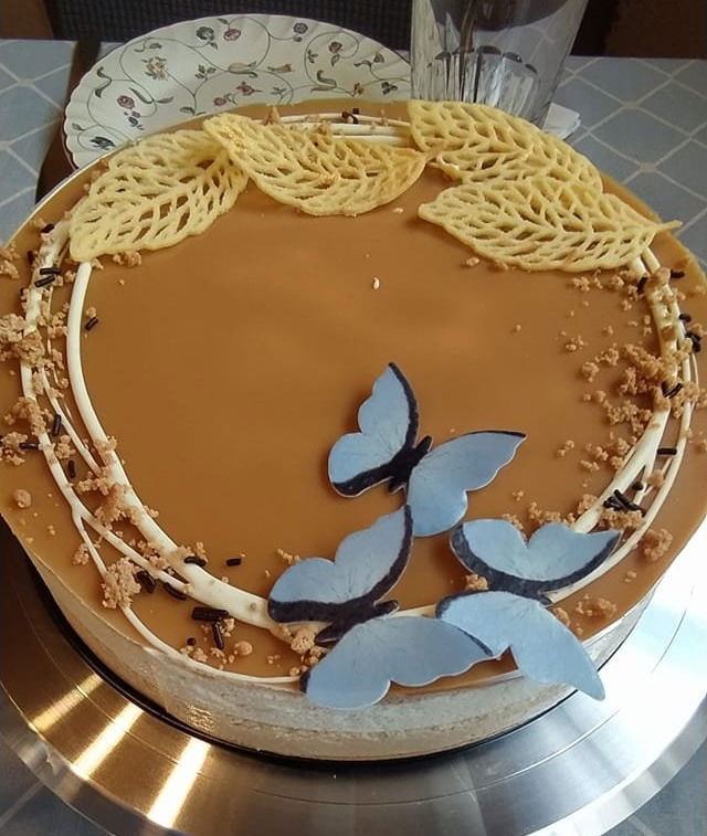 Fehér csokis sós karamell torta