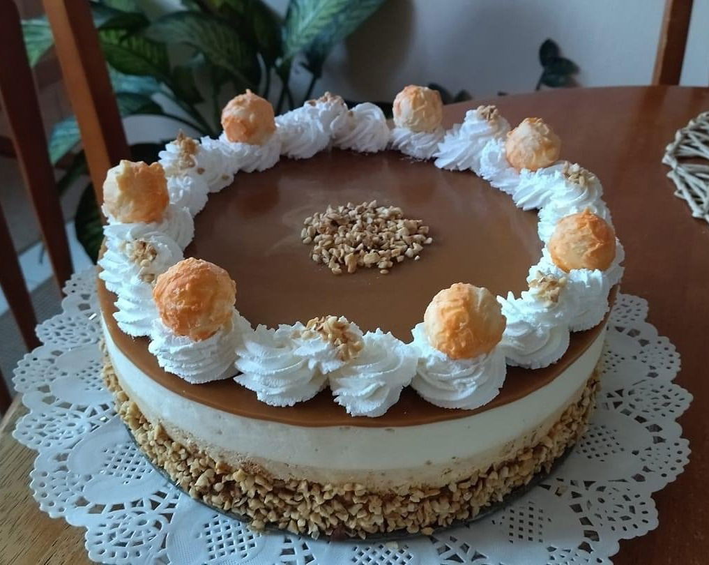 Fehér csokis sós karamell torta