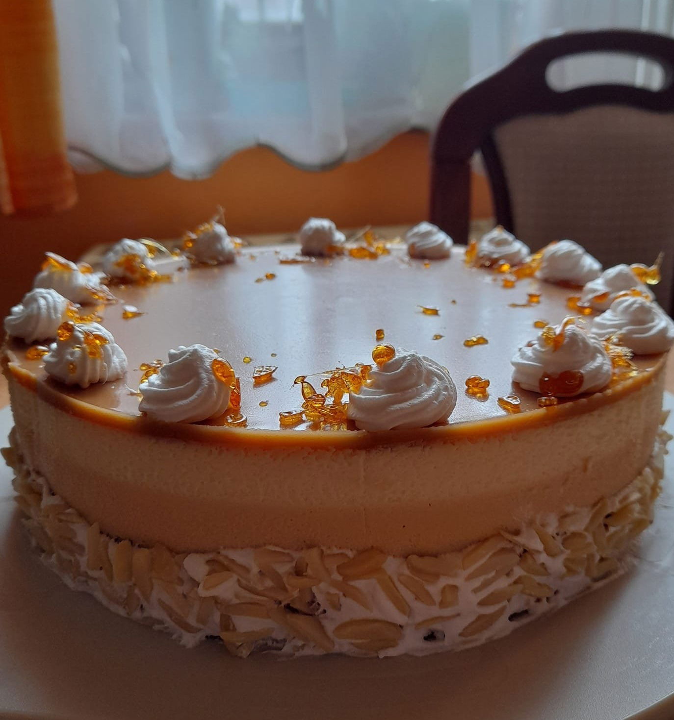 Fehére csokis sós karamell torta