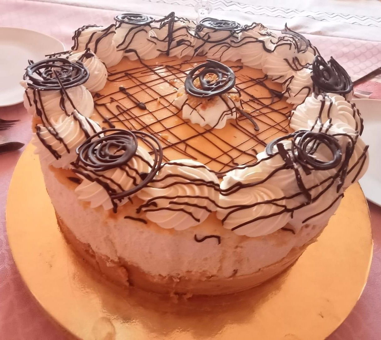 Fehér csokis sós karamell torta