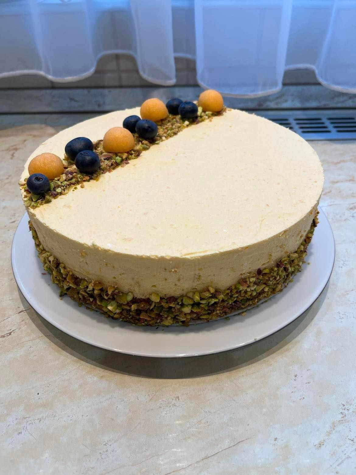 Mézes sárgadinnye torta áfonyával és pisztáciával