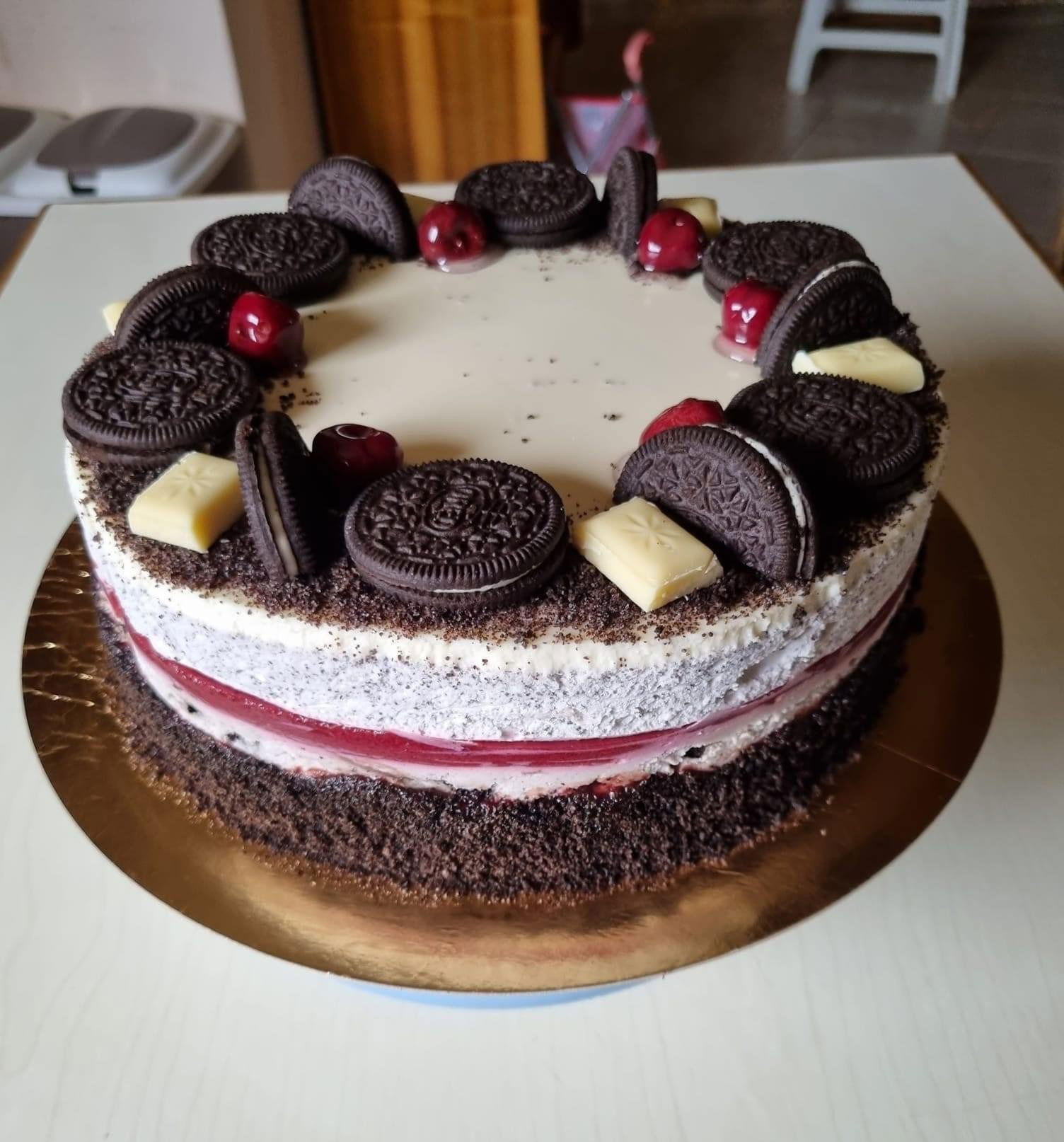 Meggyes-mákos Oreo torta