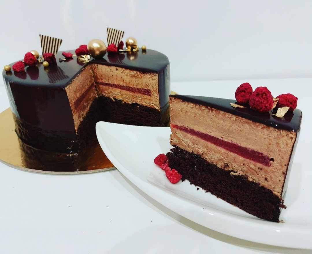 Csoki mousse torta eperzselével