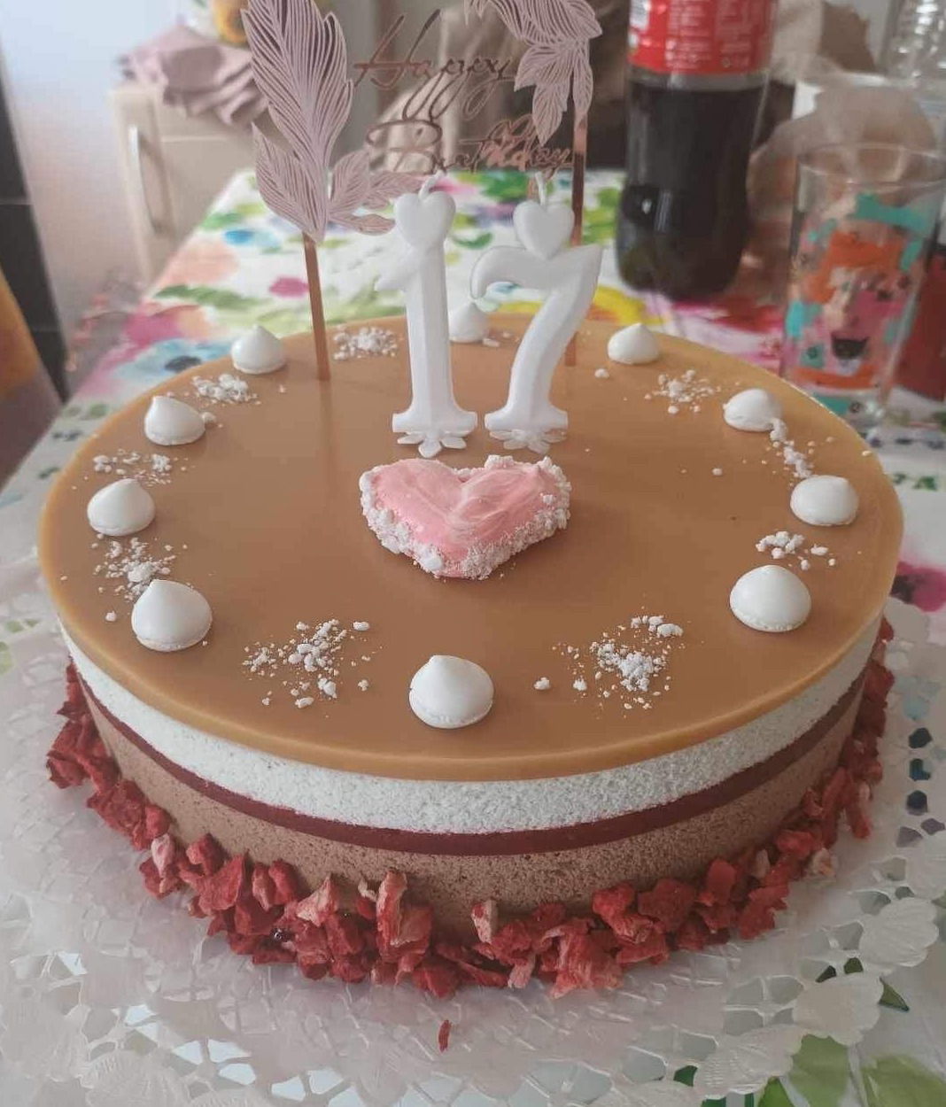 Csokis-vaníliás torta eperrel és karamellel