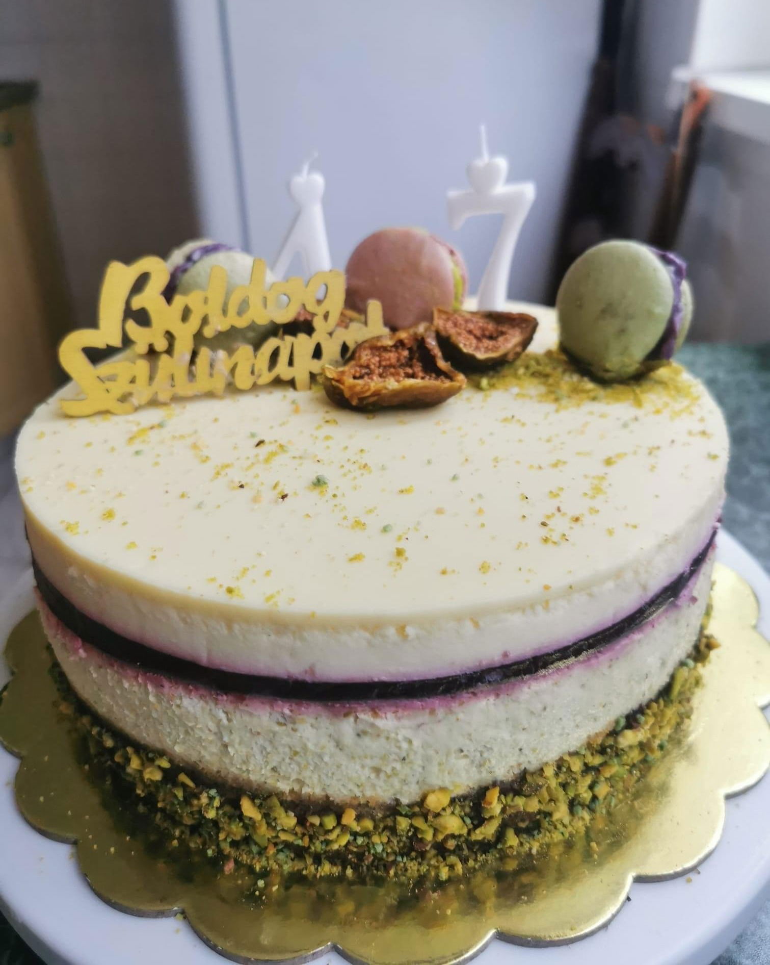 Fehércsokis pisztáciás torta málnával