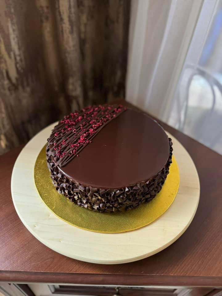 Csoki mousse torta eperzselével