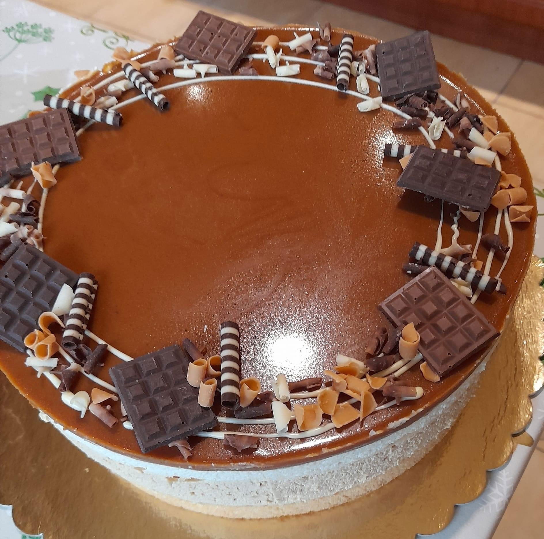 Fehér csokis sós karamell torta