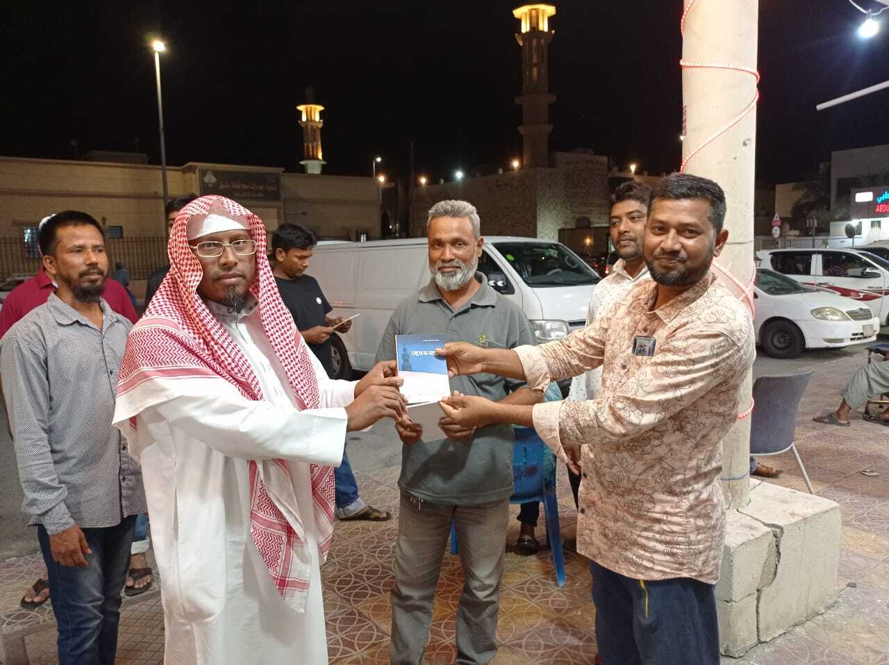 جولة دعوية ميدانية للجاليات بمحافظة بقيق و توزيع الكتب بلغات مختلفة