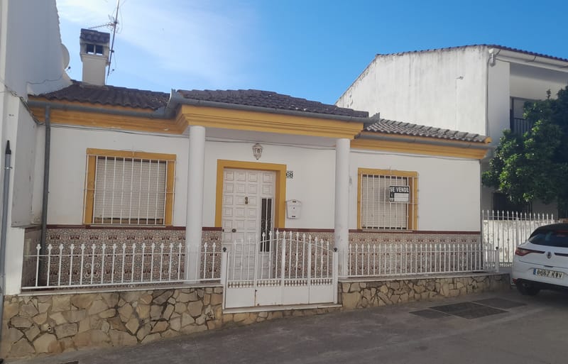 LARGE 4-BEDROOM HOUSE WITH DEVELOPMENT POTENTIAL - 185,000€