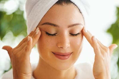 Vi sao nen massage mat & co nen massage truoc luc rua mat