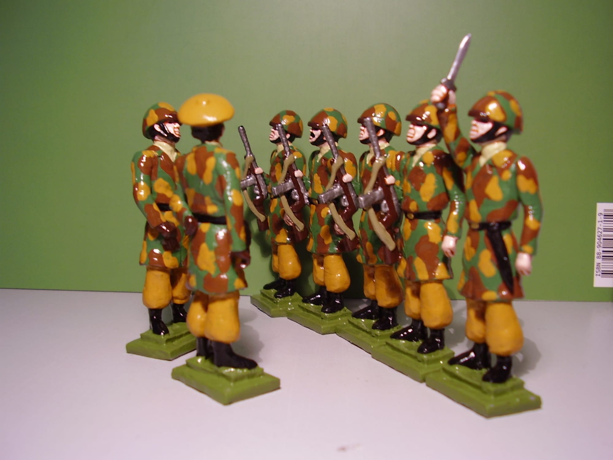 Paracadutisti della Folgore in mimetica e giaccone da lancio1942