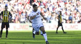 Grêmio aguarda sinal de Luís Suárez para abrir negociação com atacante