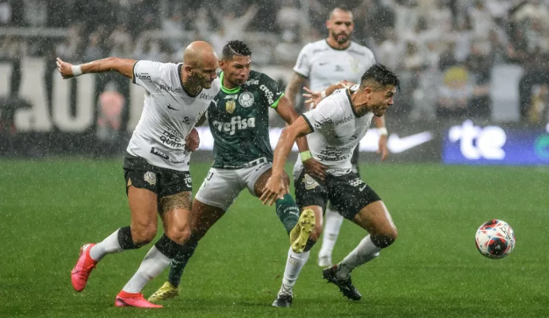 Corinthians e Palmeiras empatam em jogaço com muita chuva. Veja