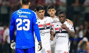 São Paulo erra dois pênaltis e é eliminado pelo Água Santa nas quartas.