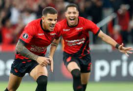 Bento salva no fim, e Athletico vence Atlético-MG em casa pela Libertadores. Veja