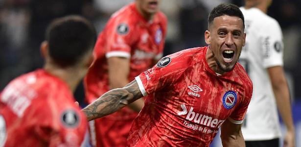 Corinthians toma gol cedo e perde para Argentinos Juniors na Libertadores. Veja