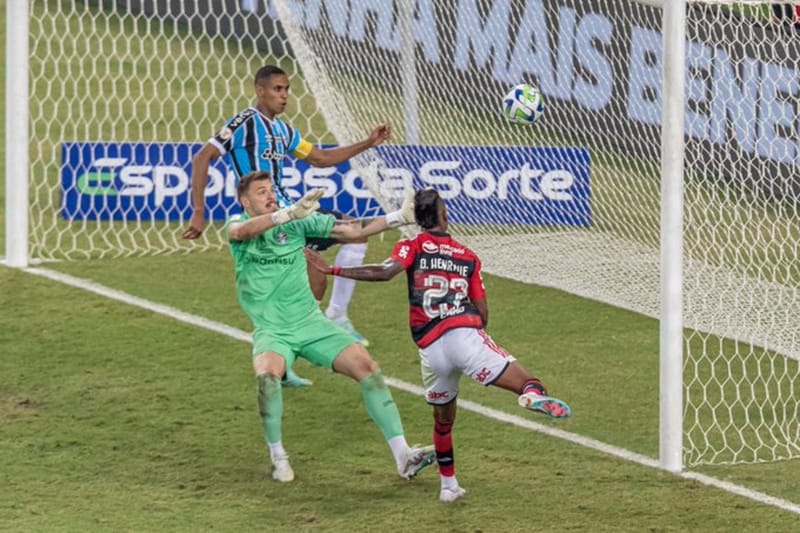 Com gol de Bruno Henrique, Flamengo vence o Grêmio e entra no G4 do Brasileirão. Veja