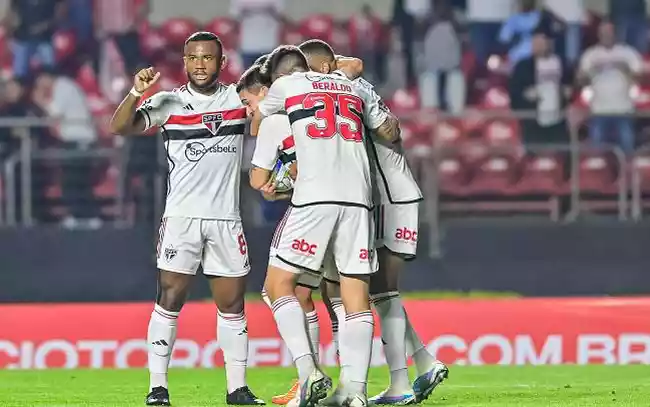 São Paulo vira contra o Athletico no Morumbi e encosta no G4 do Brasileirão. Veja
