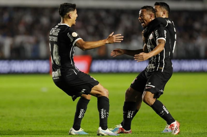 Corinthians espanta fantasma e vence Santos na Vila; jogo acaba após bombas. Veja