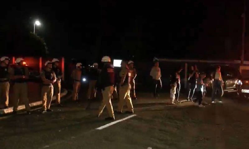 Após derrota, torcida do LEC precisa ser contida pela Polícia Militar. Veja