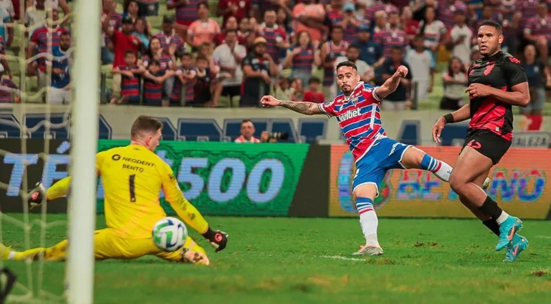 Fortaleza marca no final e vence Athletico por 1 a 0 na estreia de Marinho. Veja