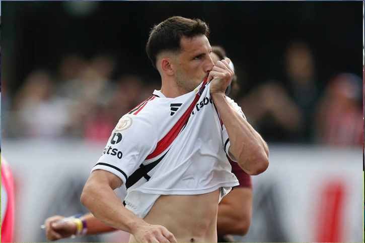 Embalado, São Paulo goleia o Santos com dois de Calleri e um de Pato. Veja