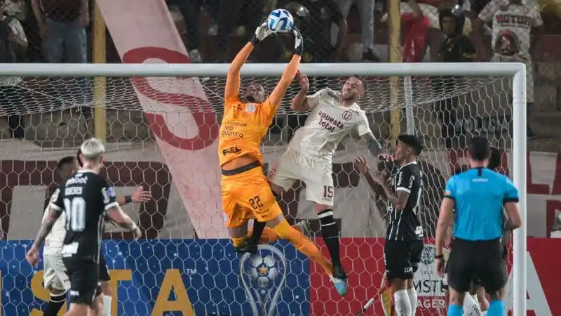 Corinthians segura pressão e vence Universitario; jogo termina em confusão. Veja