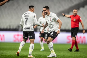 CORINTHIANS MARCA TRÊS VEZES E GARANTE VITÓRIA CONTRA O VASCO NO BRASILEIRÃO. VEJA
