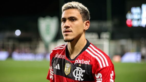 Pedro é agredido por preparador de Sampaoli com soco no rosto após Atlético-MG x Flamengo