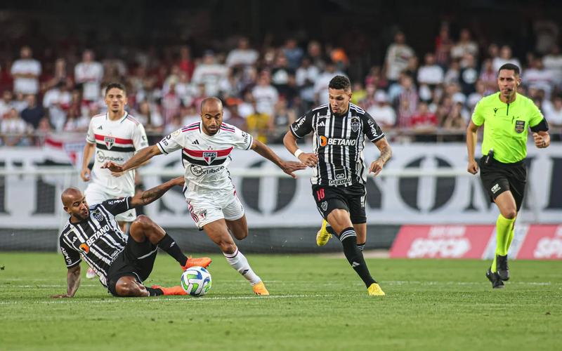 NA REESTREIA DE LUCAS MOURA ATLÉTICO-MG VENCE O SÃO PAULO NO MORUMBI PELO BRASILEIRÃO. VEJA