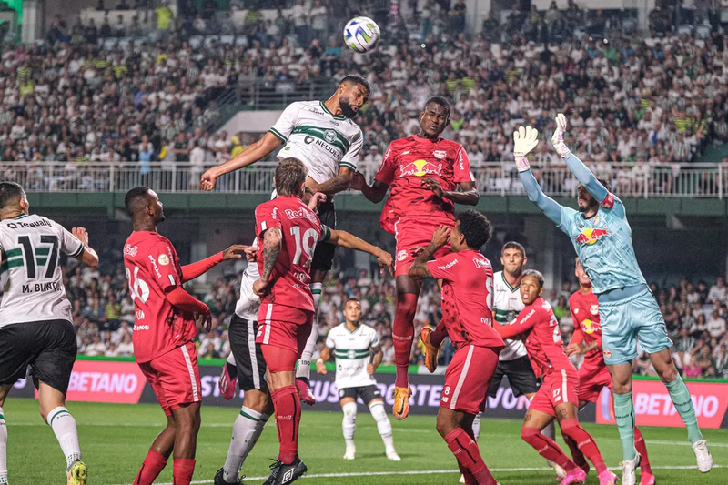 Coritiba joga mal e perde para o Red Bull Bragantino no Couto Pereira