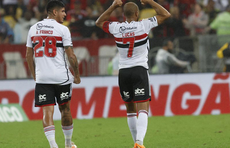 Lucas Moura marca e São Paulo fica no empate com Flamengo na estreia de James. Veja