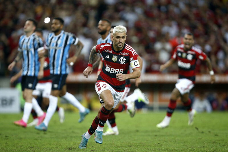 Com gol de Arrascaeta, Flamengo bate Grêmio de novo e encara São Paulo na final. Veja